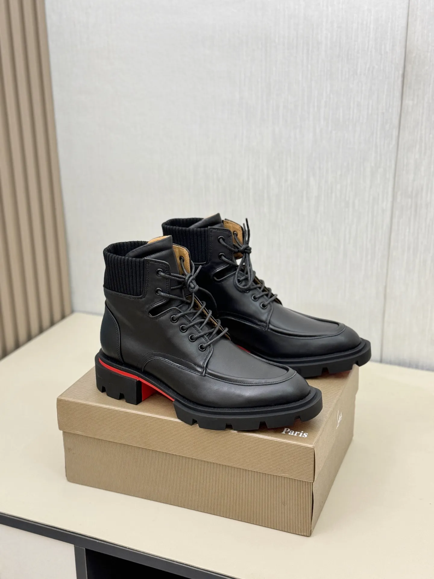 [CL～High-end men’s red-soled shoes] Top P: 940💰. Size: 39-44 (38.45.46 can be customized) 🆑Top original purchase agent Imported open-edge bead fabric and water-dyed cowhide inside 🉑️ Imported TPU rubber sole, wear-resistant and non-slip, full of European style.
